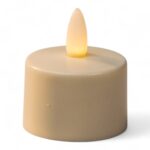 Een compact, op batterijen werkend LED-theelichtje met een beige basis en gloeiend uiteinde, ideaal voor LED-Waxine/theelichtjes waterdicht oplaadbaar (12 stuks), met een brandtijd tot 400 uur, warm wit licht en afstandsbediening.