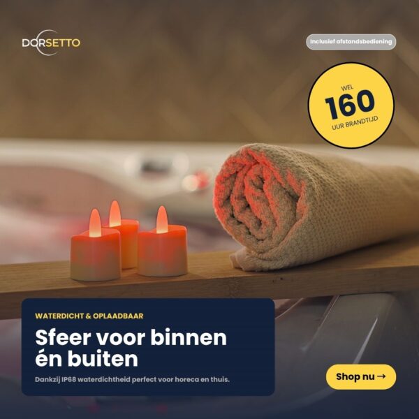 Een opgerolde oranje handdoek en drie oplichtende RGB LED-Waxine/theelichtjes oplaadbaar tot 160 uur waterdicht (12 stuks) met afstandsbediening worden op een badrand geplaatst. De Nederlandse tekst benadrukt hun waterdichte, oplaadbare en duurzame ontwerp.