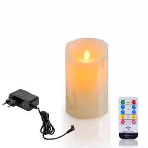 De Oplaadbare LED waxinelichtjes met bewegende vlam D 7,5 X 12,5 CM - warm wit straalt een realistisch vlameffect uit. Ernaast liggen een zwarte adapter en een afstandsbediening met kleurrijke knoppen voor diverse functies.