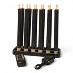 Zes oplaadbare LED dinerkaarsen (97 mm, 130 uur, warm wit) staan op een rij op een rechthoekige basis, met een afstandsbediening en stroomadapter ervoor geplaatst.