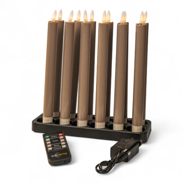 Een set van zes oplaadbare 97 mm warmwitte LED dinerkaarsen (130 uur per stuk) met afstandsbediening staat op een zwarte voet, samen met een plug-in voedingsadapter.