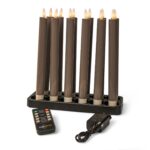 Een set van zes oplaadbare LED dinerkaarsen (97 mm, 130 uur, warm wit) met een slanke zwarte voet, afstandsbediening en voedingsadapter.