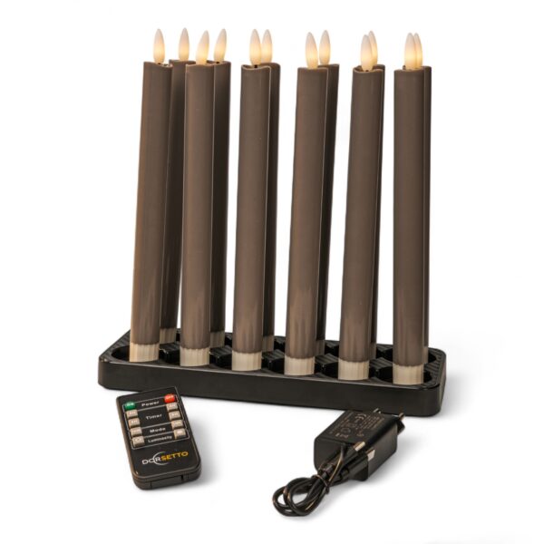 Een set van zes oplaadbare LED dinerkaarsen (97 mm, 130 uur, warm wit) met een slanke zwarte voet, afstandsbediening en voedingsadapter.
