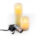 De LED wax kaarsen set oplaadbaar van 2 DORSETTO wordt weergegeven met realistische vlammen, naast een afstandsbediening en een oplaadadadapter.
