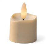 Een set van 12 beige 3D oplaadbare LED-thee/waxinelichtjes met licht gesmolten rand, gloeiende kunstvlam, timerfunctie en afstandsbediening, goed voor tot 400 uur gebruik. Gepresenteerd tegen een witte achtergrond.