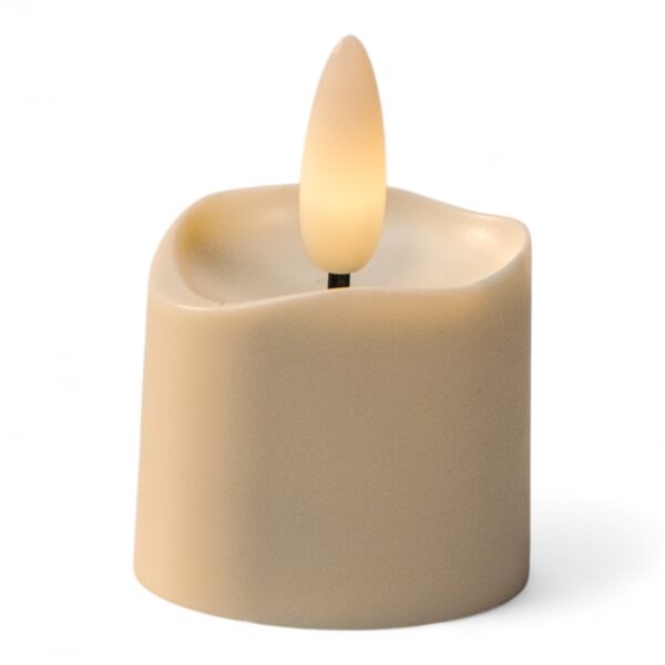 Een set van 12 beige 3D oplaadbare LED-thee/waxinelichtjes met licht gesmolten rand, gloeiende kunstvlam, timerfunctie en afstandsbediening, goed voor tot 400 uur gebruik. Gepresenteerd tegen een witte achtergrond.