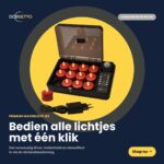 Een set oplaadbare LED-kaarsjes rood, waterdicht, 12 stuks, met afstandsbediening en timerfunctie. Geleverd in een open zwarte koffer. Nederlandse tekst benadrukt de makkelijke bediening en handige timerfunctie van deze kaarsjes.