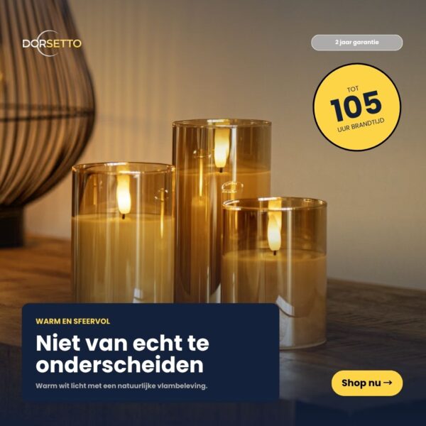 Drie oplaadbare DORSETTO-ledkaarsen (set van 3) met een brandduur van 105 uur staan op een donkere ondergrond naast een lamp. Op een geel etiket staat de brandduur vermeld, terwijl de Nederlandse tekst de „warme en realistische licht” van de set en de meegeleverde afstandsbediening prijst.