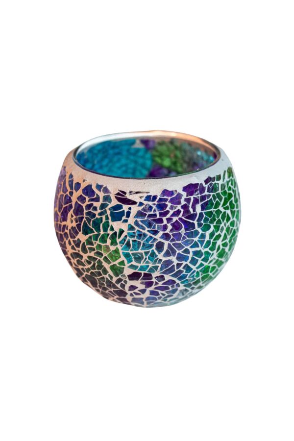 De Waxinelichthouder 8,5 CM Dorsetto Purple-Green heeft een rond mozaïekglasontwerp met blauwe, groene en paarse tegeltjes tegen een witte achtergrond.