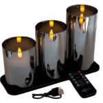 De DORSETTO oplaadbare led kaarsen set 105 uur met 3D vlam bevat drie cilinderkaarsen op een zwarte basis, afstandsbediening en USB-kabel, en zorgt voor sfeervolle oranje verlichting dankzij de realistische vlamtechnologie.
