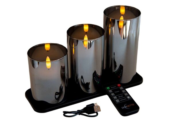 De DORSETTO oplaadbare led kaarsen set 105 uur met 3D vlam bevat drie cilinderkaarsen op een zwarte basis, afstandsbediening en USB-kabel, en zorgt voor sfeervolle oranje verlichting dankzij de realistische vlamtechnologie.
