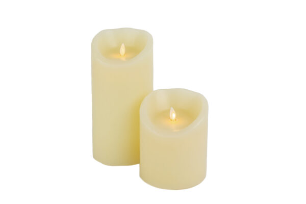 Twee crèmekleurige DORSETTO LED wax kaarsen set 2 maten warm wit oplaadbaar zijn verlicht en staan naast elkaar op een witte achtergrond.