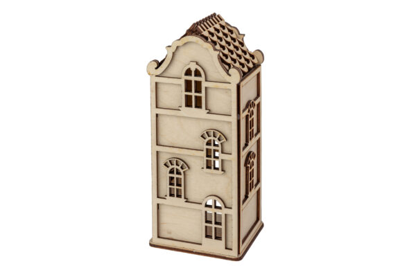 De Waxinelichthouder houten huis DORSETTO is een klein houten model van een hoog, smal huis met boogramen en een pannendak - een ideale keuze voor een gezellige inrichting.