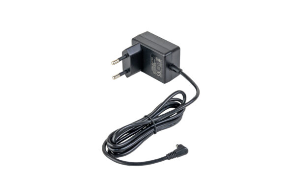 Een zwarte Adapter voor oplaadstation 6 lampjes DORSETTO met twee ronde pinnen en een haakse kabelconnector, geïsoleerd afgebeeld op een witte achtergrond.