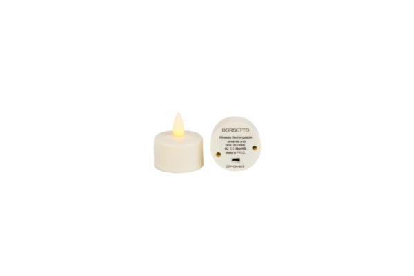 Twee kleine, oplaadbare LED waxinelichtjes (warm wit). De ene rechtop met een geel vlamvormig lampje; de andere omgedraaid zodat het label en de schuifschakelaar op de voet zichtbaar zijn. Product: LED waxinelichtje met schuifje onderop oplaadbaar warm wit LOS.