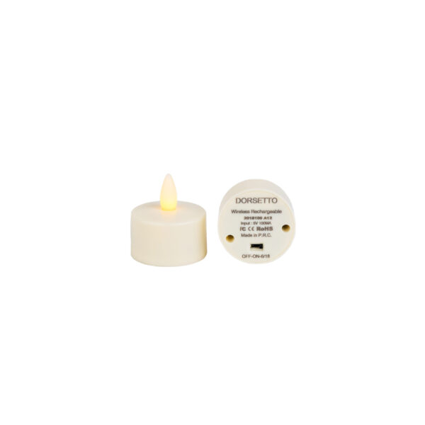 Twee kleine, oplaadbare LED waxinelichtjes (warm wit). De ene rechtop met een geel vlamvormig lampje; de andere omgedraaid zodat het label en de schuifschakelaar op de voet zichtbaar zijn. Product: LED waxinelichtje met schuifje onderop oplaadbaar warm wit LOS.