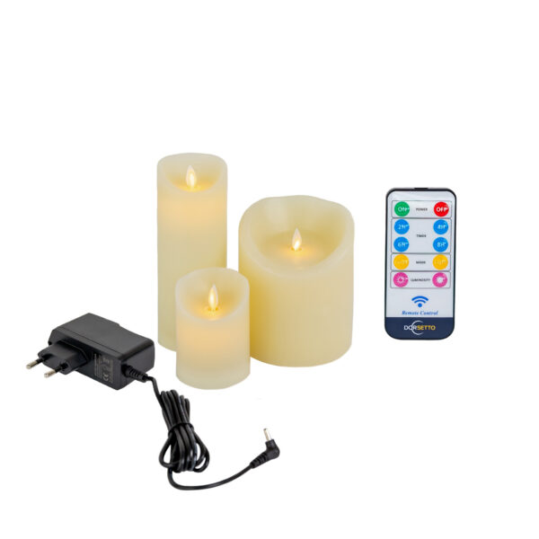 De DORSETTO LED wax kaarsen set bevat 3 oplaadbare kaarsen in warm wit met verschillende hoogtes, een afstandsbediening en een voedingsadapter, samen opgesteld op een witte achtergrond.