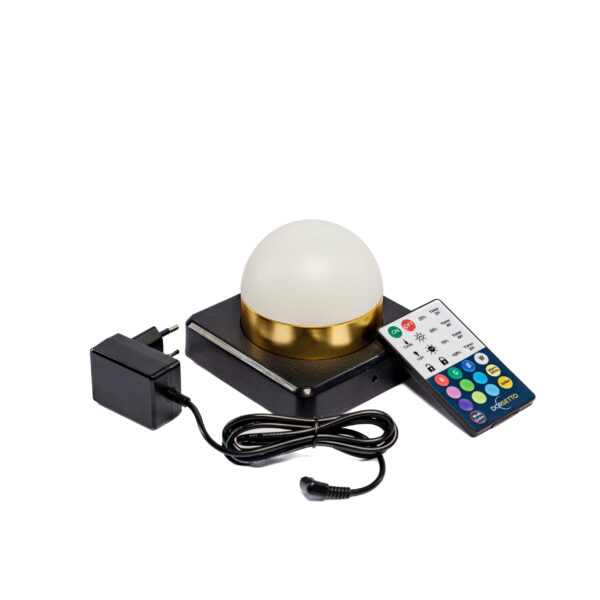 De Tafellamp DORSETTO oplaadbaar 105 uur is een waterdichte LED-lamp in wit met goudkleurige basis, geleverd met afstandsbediening voor verschillende kleurenopties.