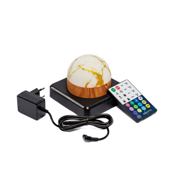 KORTING75 14 De Tafellamp DORSETTO is een ronde, marmergouden oplaadbare lamp (105 uur) met een houten voet op een zwart vierkant plateau, plus een zwarte voedingsadapter en kleurrijke afstandsbediening. Waterdicht en met afstandsbediening.