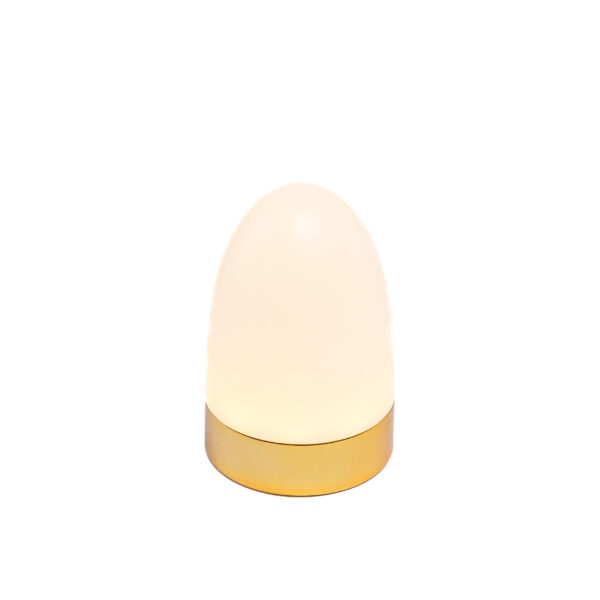De oplaadbare tafellamp DORSETTO (105 uur), ovaal en waterdicht, met wit-gouden design en afstandsbediening, straalt zacht licht uit tegen een witte achtergrond.