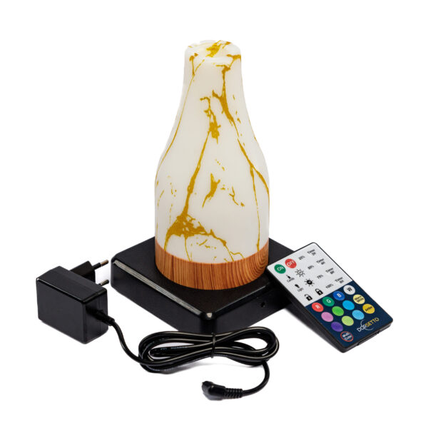 Een diffuser met marmerdessin en een houten basis lijkt op de Tafellamp DORSETTO oplaadbaar 105 uur - waterdicht - vaas - marmer goud, en bevat een stroomadapter plus afstandsbediening met kleurrijke knoppen.