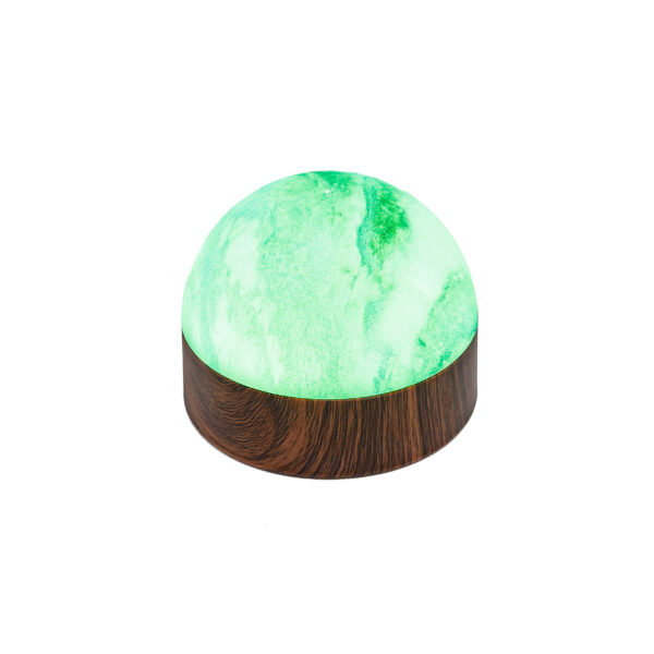 De tafellamp DORSETTO oplaadbaar 105 uur heeft een waterdichte, groen marmer-look kap en houtlook voet, en wordt geleverd met afstandsbediening voor sfeervolle verlichting op elk moment.