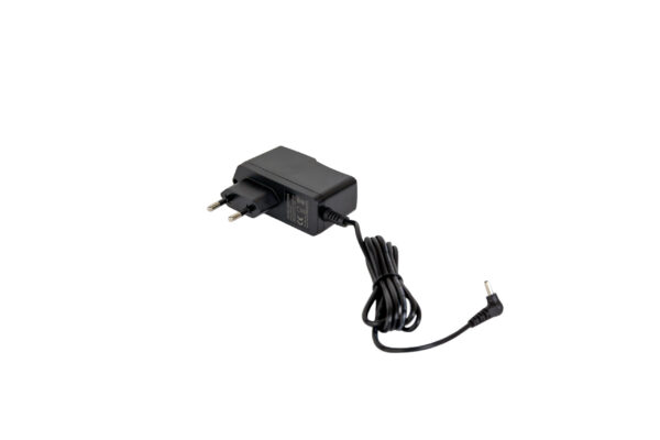 Een zwarte Adapter voor oplaadstation DORSETTO met een tweepolige stekker en een opgerolde kabel die eindigt in een haakse cilinderconnector is afgebeeld op een witte achtergrond.