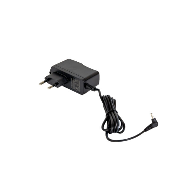 Een zwarte Adapter voor oplaadstation DORSETTO met een tweepolige stekker en een opgerolde kabel die eindigt in een haakse cilinderconnector is afgebeeld op een witte achtergrond.