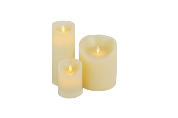 De LED wax kaarsen set 3 kaarsen warm wit oplaadbaar DORSETTO bevat drie crèmekleurige, vlamloze kaarsen van verschillende hoogtes met realistisch gloeiende vlammen, samen weergegeven tegen een witte achtergrond.