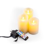 De LED wax kaarsen set 3 kaarsen DORSETTO bevat drie pilaarkaarsen met een afstandsbediening en plug-in oplader, allemaal weergegeven tegen een witte achtergrond.