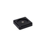 Een klein, vierkant zwart apparaat met afgeronde hoeken en een centrale inkeping rust op een witte achtergrond - de perfecte compacte toevoeging aan je Oplaadstation DORSETTO voor 1 stuks oplaadbare LED tafellamp opstelling.