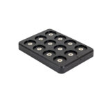 Een zwart rechthoekig laadstation voor het LED theelichtje waterdicht warm wit design model IP68 LOS, met twaalf ronde sleuven met metalen contacten, wordt weergegeven op een witte achtergrond.