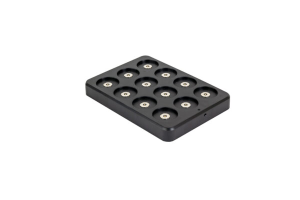 Een zwart rechthoekig laadstation met twaalf ronde poorten in een raster van 3x4, perfect voor het LED theelichtje oplaadbaar warm wit waterdicht IP68 LOS DORSETTO, afgebeeld op een witte achtergrond.