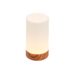 De Tafellamp DORSETTO oplaadbaar 105 uur is cilindervormig, waterdicht, heeft een wit houtlook design en wordt geleverd met afstandsbediening voor extra gemak.