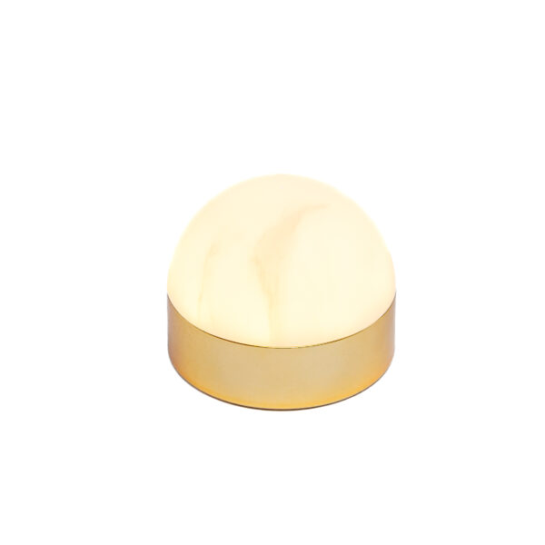 De Tafellamp DORSETTO oplaadbaar 105 uur is een compacte, koepelvormige lamp met een mat witte bovenkant en goudkleurig marmerlook voet, waterdicht en inclusief afstandsbediening, afgebeeld tegen een effen witte achtergrond.