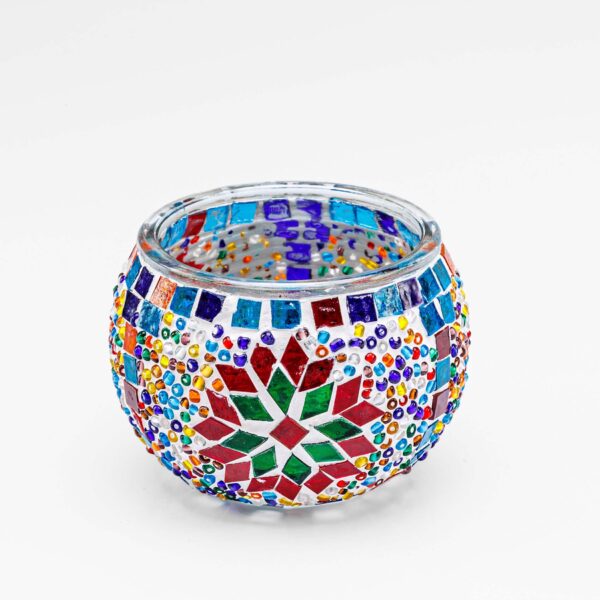 Theelichthouder combie 9 CM Dorsetto is een ronde glazen theelichthouder versierd met levendige rode, groene, blauwe, oranje en gele geometrische mozaïekmotieven op een witte achtergrond.