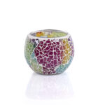 De Waxinelichthouder 9 CM Dorsetto mozaïek multicolor is een ronde glazen waxinelichthouder met een witte basis en een reflecterend oppervlak, bedekt met levendige mozaïeksteentjes in paars, roze, groen, blauw en geel.