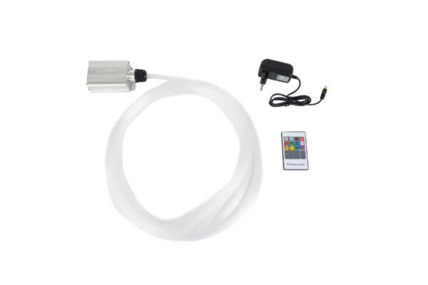De LED Sterrenhemel RGB hoge kwaliteit (180 sterren) met afstandsbediening bevat een lange witte kabel, zilveren bedieningskast, zwarte voedingsadapter en compacte afstandsbediening met gekleurde knoppen, allemaal afgebeeld op een witte achtergrond.