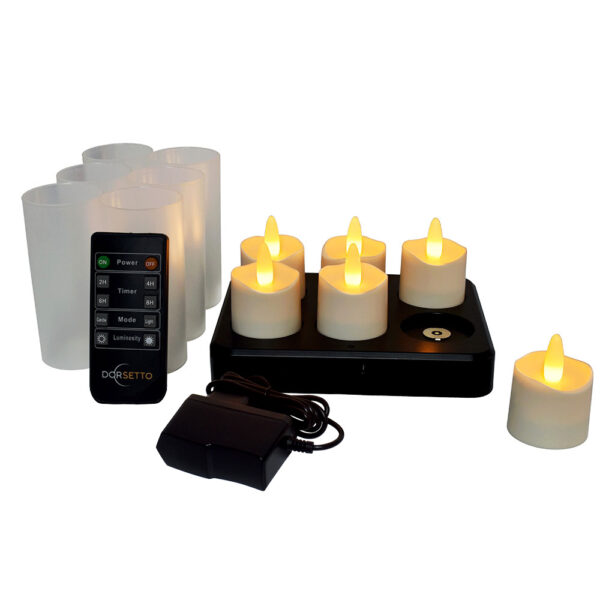 De Oplaadbare LED waxine/theelichtjes 175 uur waterproof warm wit (6 stuks) set bestaat uit 6 oplaadbare waxinelichtjes, afstandsbediening, zwarte oplaadbasis, plastic houders en voedingsadapter, allemaal afgebeeld tegen een witte achtergrond.