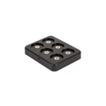 Een zwart rechthoekig oplaaddock met zes ronde sleuven, elk met een metalen contact voor je LED theelichtje oplaadbaar warm wit waterdicht IP 68 LOS DORSETTO, afgebeeld op een witte achtergrond.