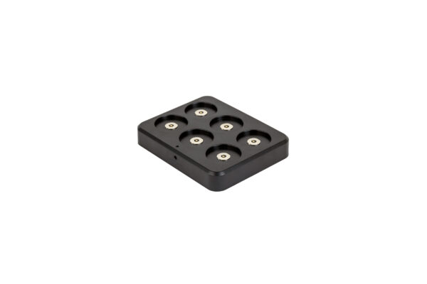 Een zwart rechthoekig oplaaddock met zes ronde sleuven, elk met een metalen contact voor je LED theelichtje oplaadbaar warm wit waterdicht IP 68 LOS DORSETTO, afgebeeld op een witte achtergrond.