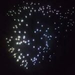 Een cluster van kleine, heldere witte lampjes tegen een donkere achtergrond, die doet denken aan sterren aan de nachthemel - een effect dat wordt gecreëerd door de LED Sterrenhemel RGB hoge kwaliteit (180 sterren) met afstandsbediening.
