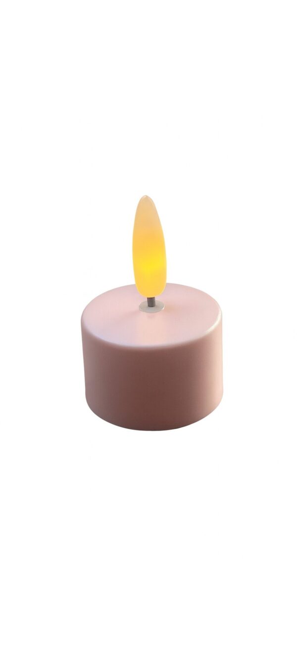 Het Oplaadbaar waxinelichtje 175 uur blush roze warm wit met realistisch vlameffect is een klein, rond, roze oplaadbaar waxinelichtje met een warm wit vlameffect, afgebeeld op een witte achtergrond.