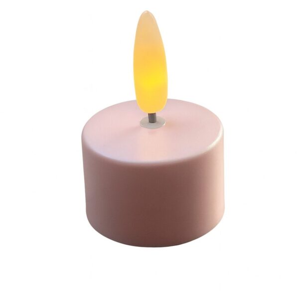 Het Oplaadbaar waxinelichtje 175 uur blush roze warm wit met realistisch vlameffect is een klein, rond, roze oplaadbaar waxinelichtje met een warm wit vlameffect, afgebeeld op een witte achtergrond.