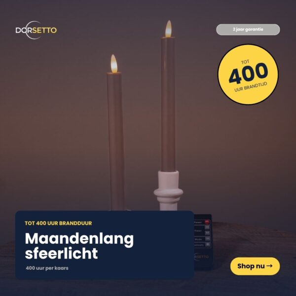Twee hoge LED-dinerkaarsen in beige (set van 2) in witte houders op tafel, inclusief afstandsbediening. De tekst benadrukt „Maandenlang sfeerverlichting“ en „Tot 400 uur brandduur“. Gele knop: Nu kopen.