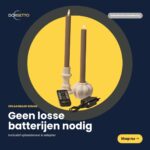 De Dinerkaarsen LED-set van 2, met een brandduur van 400 uur, oplaadbaar en in beige, wordt getoond in witte houders met een zwarte afstandsbediening en een oplaadadapter. In de Nederlandse tekst wordt het gebruiksgemak benadrukt: voor deze oplaadbare LED-kaarsen zijn geen losse batterijen nodig.