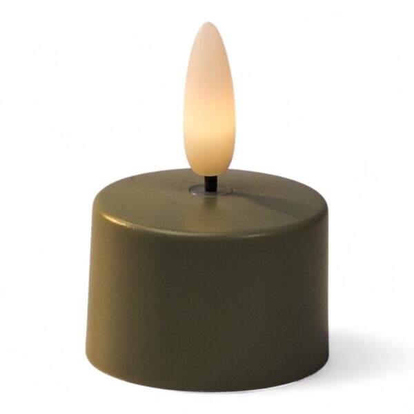 Een klein, olijfgroen LED waxinelichtje met een plastic vlamvormig lampje bovenop, ontworpen om op een echte kaars te lijken.
