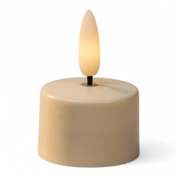 Een klein, beige LED waxinelichtje op batterijen met een realistisch vlamvormig lichtje bovenop, tegen een effen witte achtergrond.