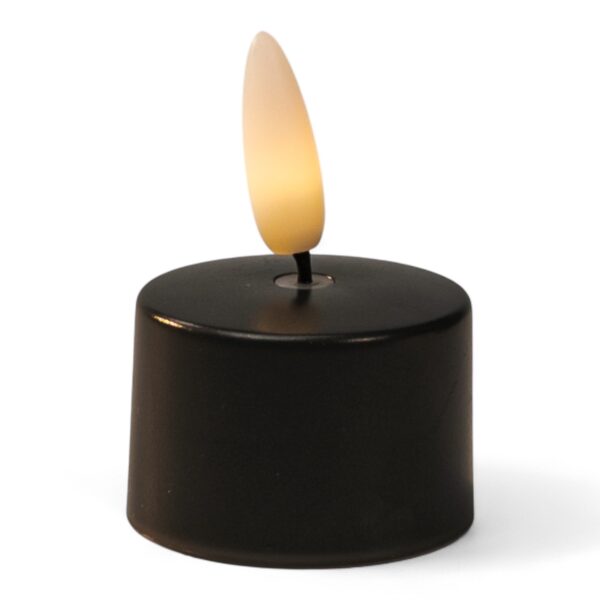 Een klein, zwart LED waxinelichtje op batterijen met een plastic vlam die een warme, gelige gloed afgeeft.
