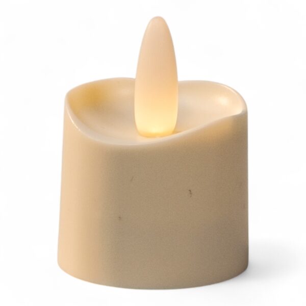 Een beige, vlamloze LED-kaars met een gebogen bovenkant en een realistisch ogende plastic vlam, zacht gloeiend met een warm licht, tegen een witte achtergrond.